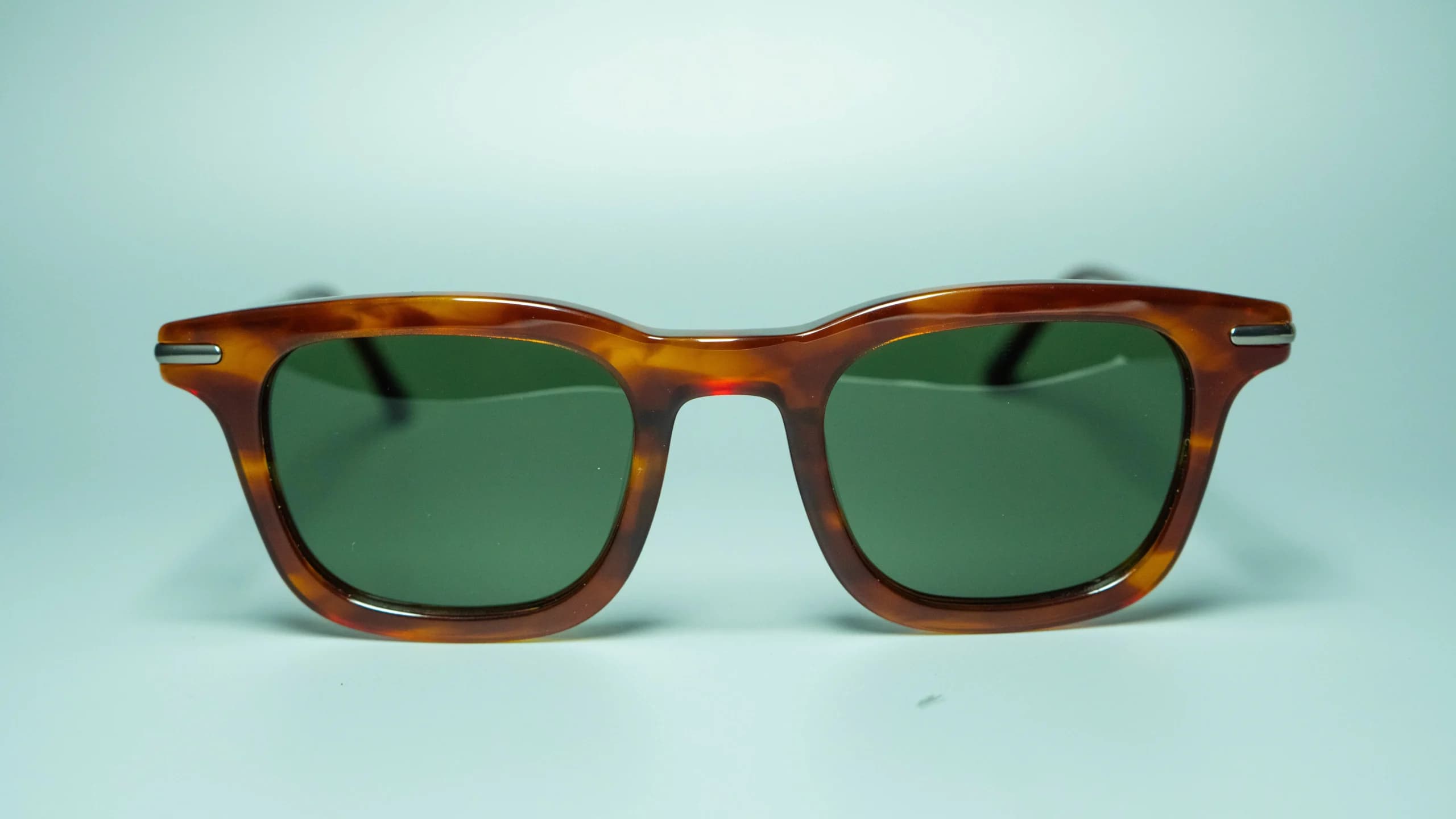 Altura classic – Tortoiseshell Sunglasses | Aureto view 2