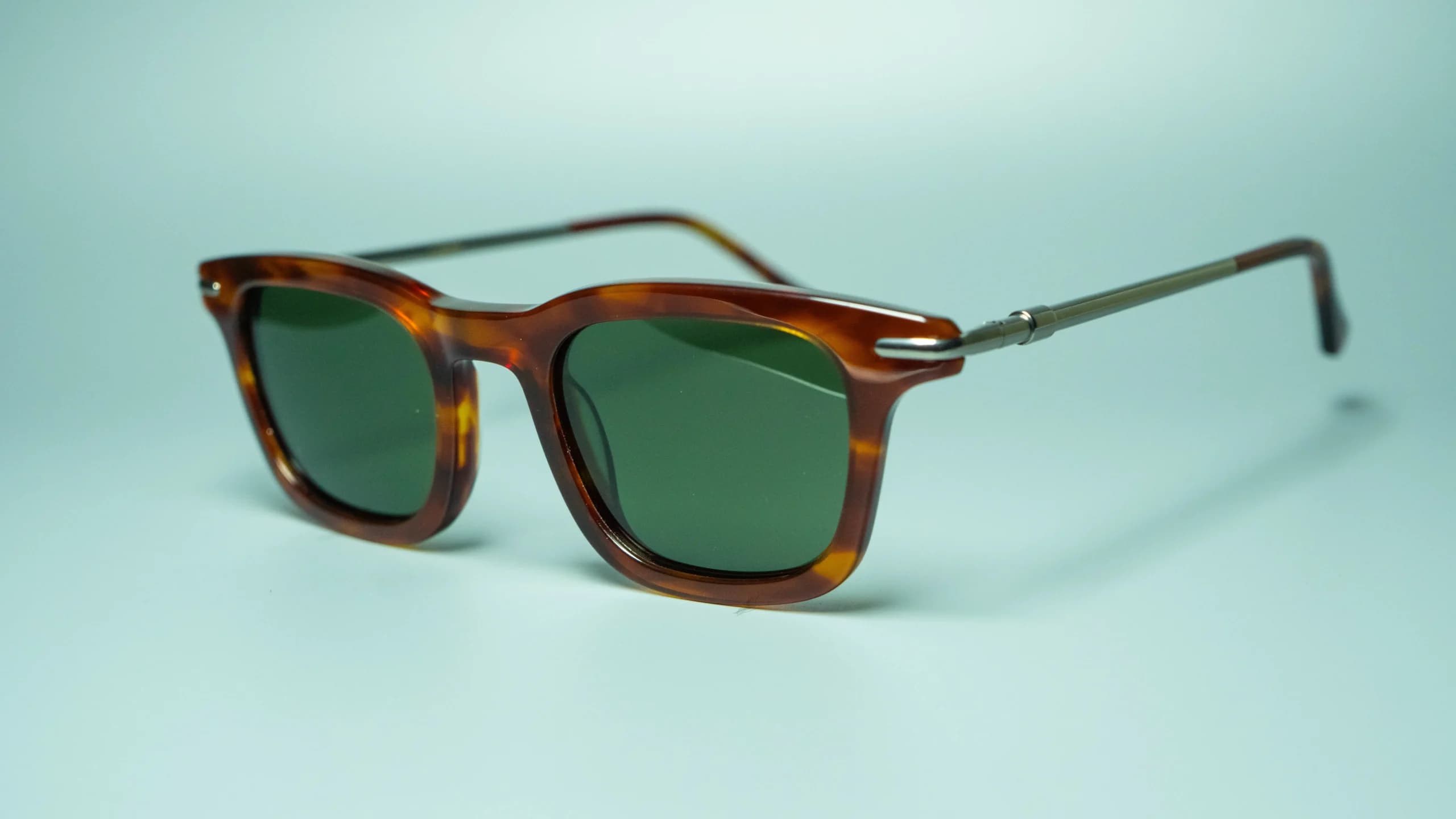 Altura classic – Tortoiseshell Sunglasses | Aureto view 4