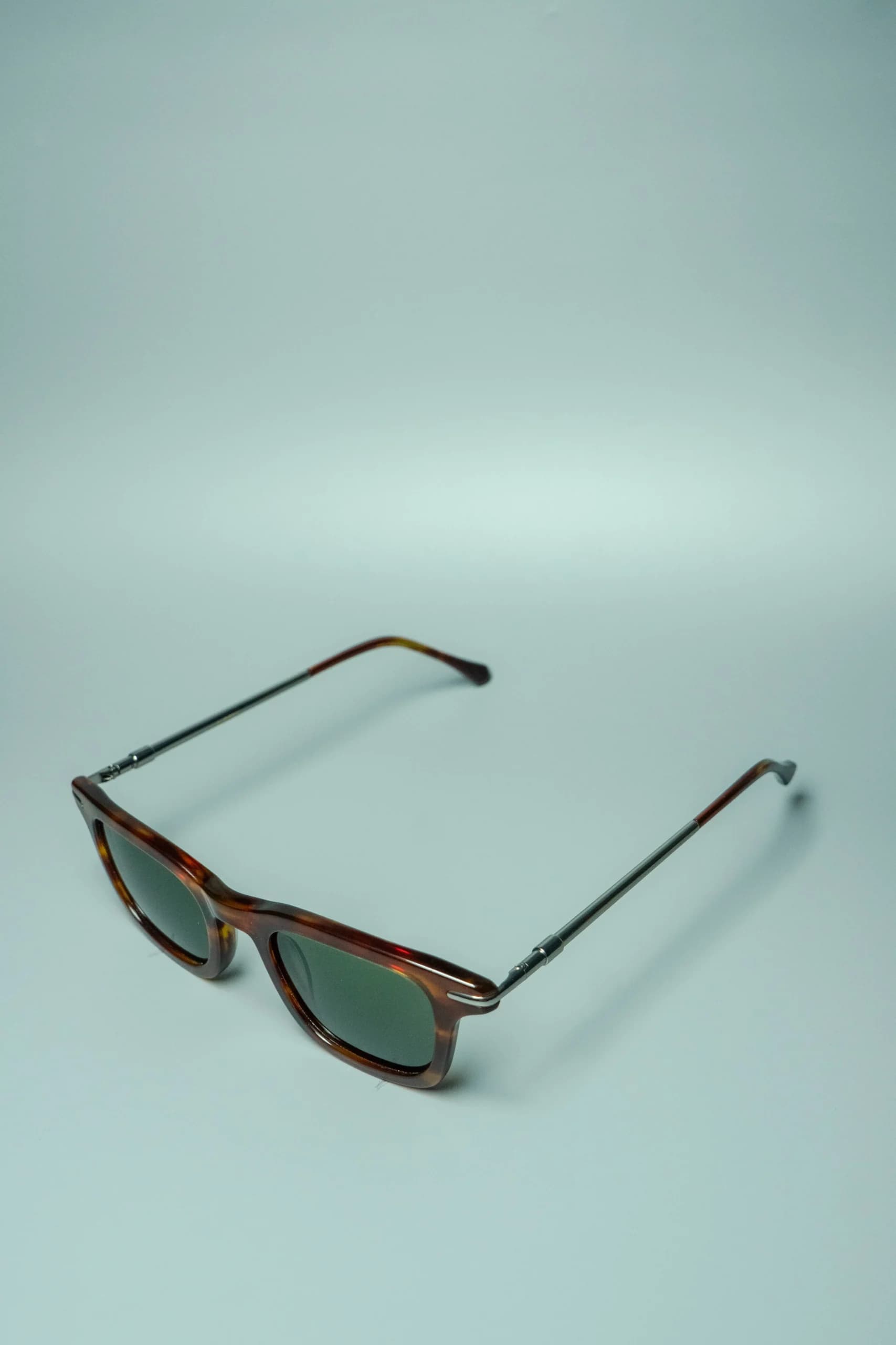 Altura classic – Tortoiseshell Sunglasses | Aureto view 6