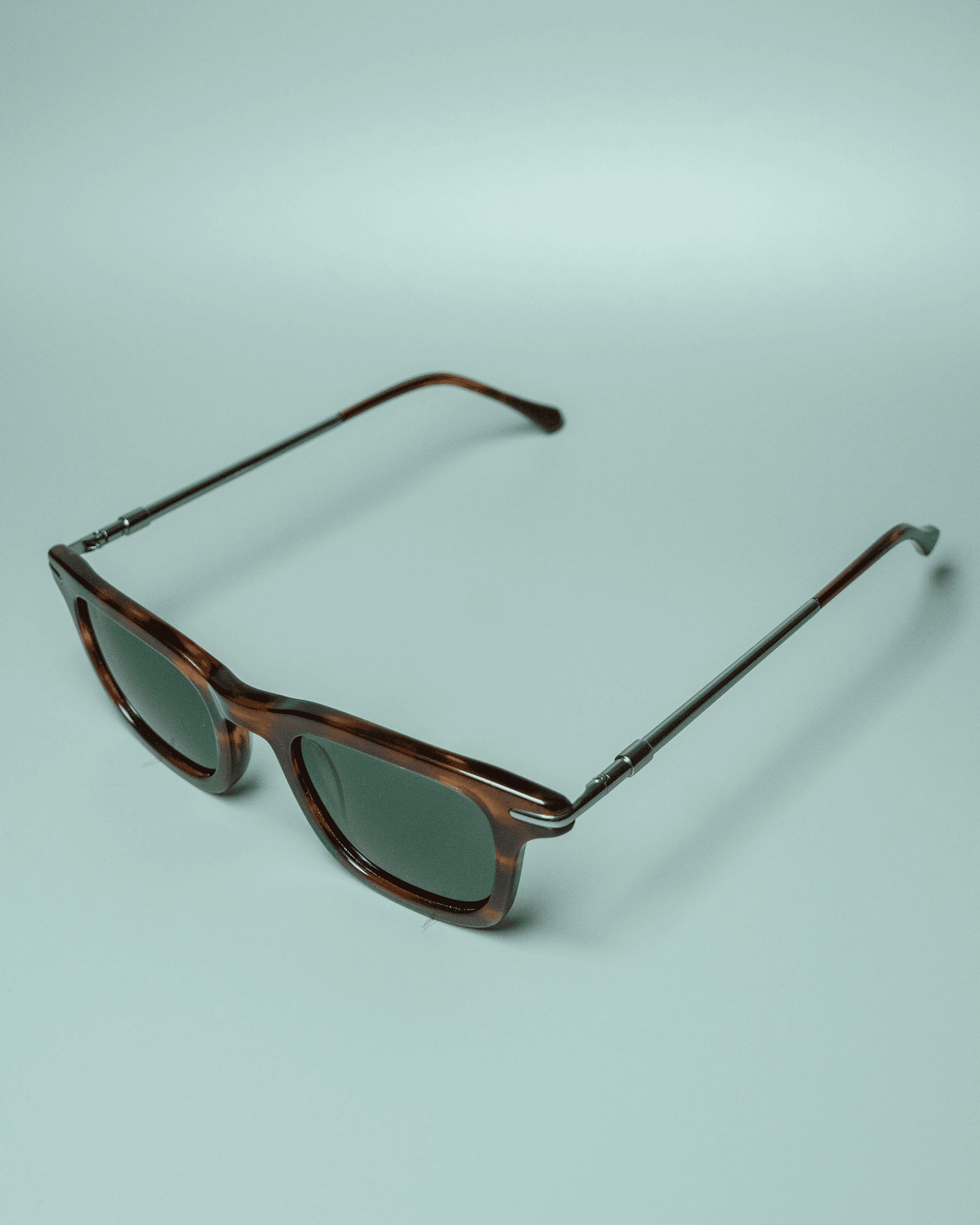 Altura classic – Tortoiseshell Sunglasses | Aureto view 4
